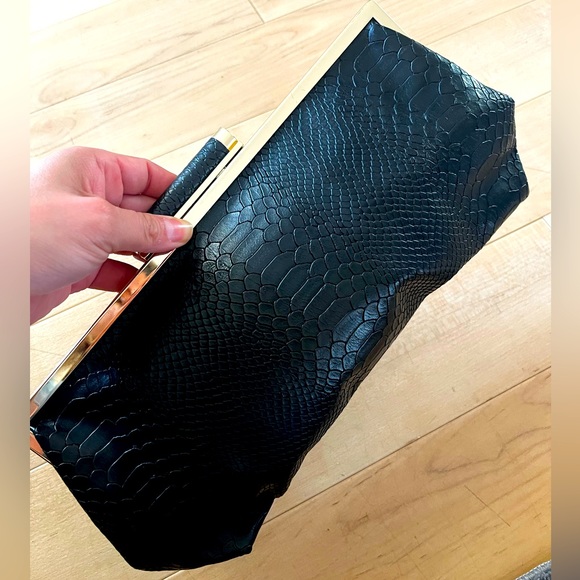 I.N.C INTERNACIONAL CONCEPTS Clutch Alligator pattern - Picture 1 of 6